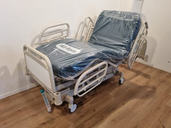 hill rom evolution type li156ex 3 section hospital bed with white head and footboards. these hospital beds are in excellent condition and come with a good quality medical mattress. this electric hospital bed has the following options: electric high low electric backrest electric footrest (fowler) manual trendelenburg / reverse trendelenburg manual cpr central brake system 4 adjustable side bars possibility for a patient holder and/or infuse stand possibility for a mattress extension specification description length 218 cm width 94 cm height 79 cm minimum height 45 cm weight 167 kg mattress size 85 x 195 cm electric/hydraulic electric section 3 section central brake system yes nursing box yes mains: 220 / 50 availability in stock