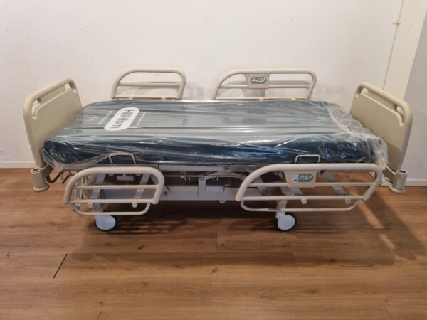 hill rom evolution type li156ex 3 section hospital bed with white head and footboards. these hospital beds are in excellent condition and come with a good quality medical mattress. this electric hospital bed has the following options: electric high low electric backrest electric footrest (fowler) manual trendelenburg / reverse trendelenburg manual cpr central brake system 4 adjustable side bars possibility for a patient holder and/or infuse stand possibility for a mattress extension specification description length 218 cm width 94 cm height 79 cm minimum height 45 cm weight 167 kg mattress size 85 x 195 cm electric/hydraulic electric section 3 section central brake system yes nursing box yes mains: 220 / 50 availability in stock