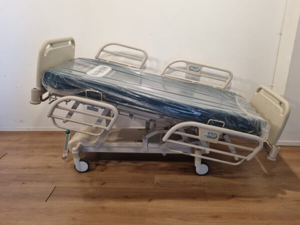 hill rom evolution type li156ex 3 section hospital bed with white head and footboards. these hospital beds are in excellent condition and come with a good quality medical mattress. this electric hospital bed has the following options: electric high low electric backrest electric footrest (fowler) manual trendelenburg / reverse trendelenburg manual cpr central brake system 4 adjustable side bars possibility for a patient holder and/or infuse stand possibility for a mattress extension specification description length 218 cm width 94 cm height 79 cm minimum height 45 cm weight 167 kg mattress size 85 x 195 cm electric/hydraulic electric section 3 section central brake system yes nursing box yes mains: 220 / 50 availability in stock