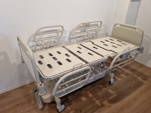 hill rom evolution type li156ex 3 section hospital bed with white head and footboards. these hospital beds are in excellent condition and come with a good quality medical mattress. this electric hospital bed has the following options: electric high low electric backrest electric footrest (fowler) manual trendelenburg / reverse trendelenburg manual cpr central brake system 4 adjustable side bars possibility for a patient holder and/or infuse stand possibility for a mattress extension specification description length 218 cm width 94 cm height 79 cm minimum height 45 cm weight 167 kg mattress size 85 x 195 cm electric/hydraulic electric section 3 section central brake system yes nursing box yes mains: 220 / 50 availability in stock
