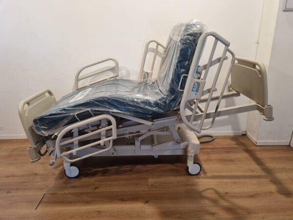 hill rom evolution type li156ex 3 section hospital bed with white head and footboards. these hospital beds are in excellent condition and come with a good quality medical mattress. this electric hospital bed has the following options: electric high low electric backrest electric footrest (fowler) manual trendelenburg / reverse trendelenburg manual cpr central brake system 4 adjustable side bars possibility for a patient holder and/or infuse stand possibility for a mattress extension specification description length 218 cm width 94 cm height 79 cm minimum height 45 cm weight 167 kg mattress size 85 x 195 cm electric/hydraulic electric section 3 section central brake system yes nursing box yes mains: 220 / 50 availability in stock