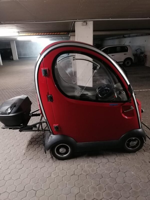 the shoprider flagship enclosed mobility scooter, model 889 xlsn