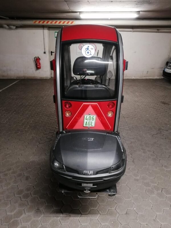 the shoprider flagship enclosed mobility scooter, model 889 xlsn